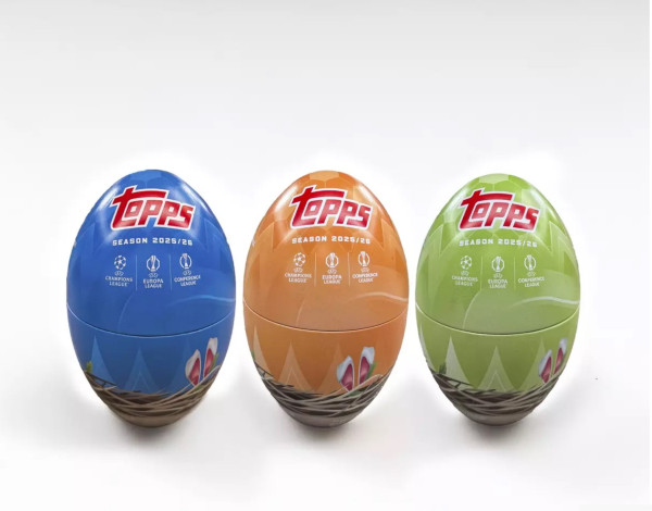 [ENG] Topps UEFA Club Competitions 2025/26 – Spring Tin (Zufällige Farbauswahl)